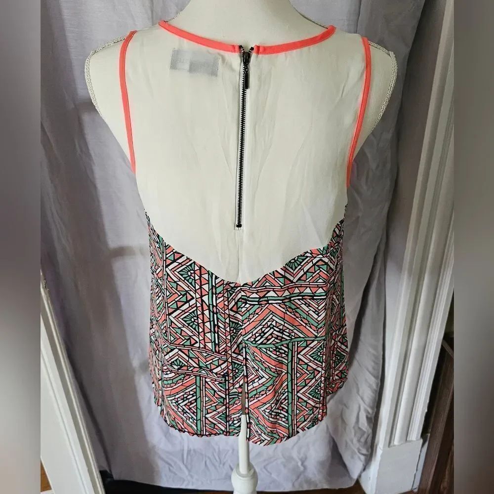 Geometric Patterned Women's Top Size Small - Picture 2 of 7